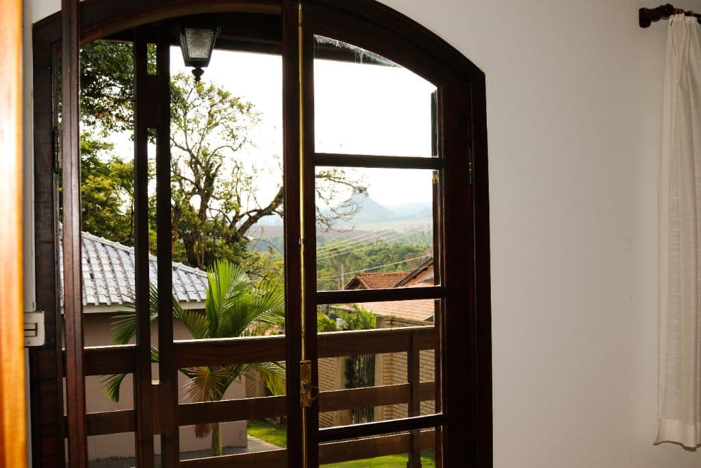 Vista da janela de dentro do chale